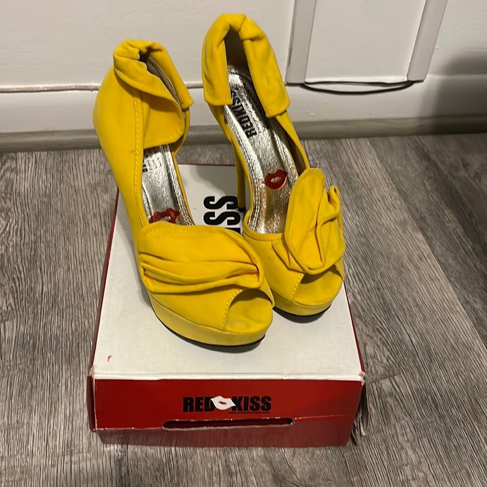 Red Kiss Yellow Pumps